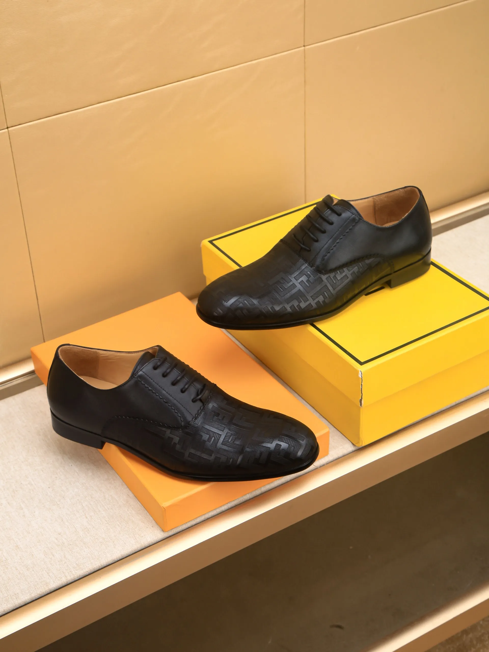 Men's shoes💰460 🕷🕷【FENDI】The latest men's formal leather shoes🇨🇳Classic series not to be missed💯The first layer is made of imported first-layer cowhide☘Original quality, the leather is smooth and delicate🎋Awesome version, perfect streamlined outline🍇🐮Leather lining, code number 39-44...(customized at 38.45.46.47)